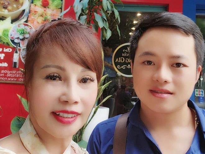 "Cô dâu 62 tuổi" Thu Sao khen chồng trẻ "hết nước chấm"