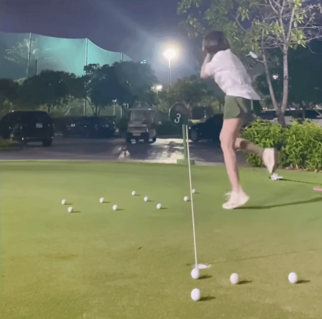 Người đẹp xứ Thanh cũng đăng tải lên "bộ cánh" chơi golf khác có phần nhẹ nhàng hơn gồm váy xòe kèm quần tất.