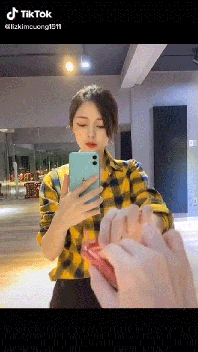 Sau đó, bạn cầm điện thoại và đứng quay trước gương rồi bắt đầu dùng son vẽ một vòng eo lên chính chiếc gương này. Đổi hiệu ứng và nhảy lên một cái rồi khoe khéo chiếc eo thon của mình thôi.