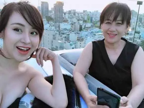 Bà Tưng lần đầu hé lộ hình ảnh về mẹ và bà ngoại
