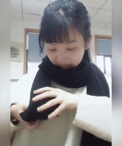 Tuy nhiên, ít người biết rằng, chiếc khăn quàng cổ còn có một công dụng vô cùng khác đó là giúp chị em tăng cường vòng 1.
