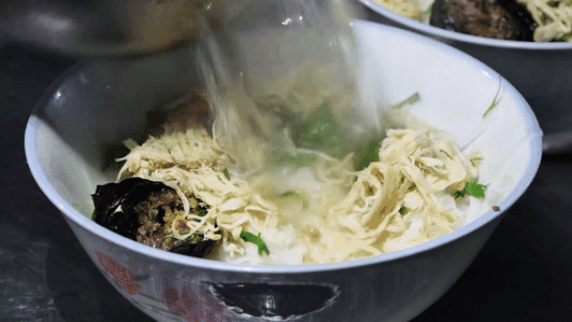 Nói về bí quyết khiến phở 5.000 đồng mà vẫn ngon đến thế, chị Chung thật thà chia sẻ: "Nước dùng là yếu tố quan trọng nhất để có một bán phở ngon. Ở quán của tôi nước dùng được hầm hoàn toàn từ xương gà ta.