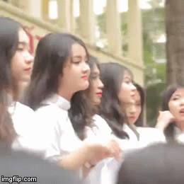 Các nữ sinh Việt Nam luôn cuốn hút mọi người trong tà áo dài trắng, đó là một điều khó có thể phủ nhận. Nhưng đã tinh khôi vậy lại còn có giọng nói ngọt ngào, lảnh lót như cô gái xuất hiện trong clip 4 giây mới đây thì việc nổi tiếng trong cộng đồng mạng là điều khá dễ hiểu.