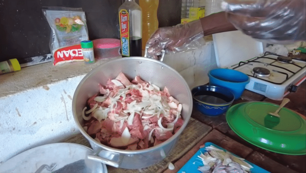 Từ cá sốt cà chua, gà chua ngọt, thịt kho, chả lá lốt, canh xương hầm khoai tây... tất cả các món ăn ở đây đều tự tay Lindo làm hết, mà nấu rất khéo.