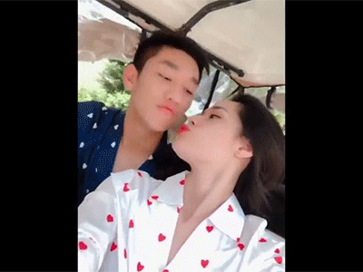 Những ngày qua, Huyền Trang (22 tuổi, top 5 Hoa hậu Đại dương 2017) là nhân vật được công chúng quan tâm sau khi công khai chuyện tình với cầu thủ Olympic Việt Nam là Nguyễn Trọng Đại.