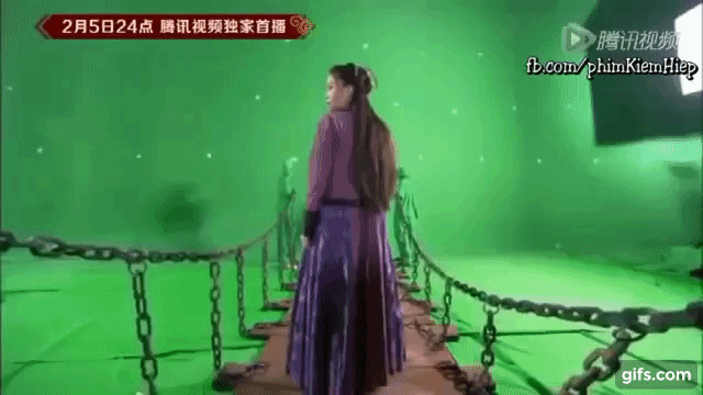 Trần Kiều Ân "Đông Phương Bất Bại" lên phim là cảnh chạy trên cầu núi với vực sâu trùng điệp nhưng khi quay cũng chỉ là một cây cầu dựng tạm với phông bạt xanh mà thôi.