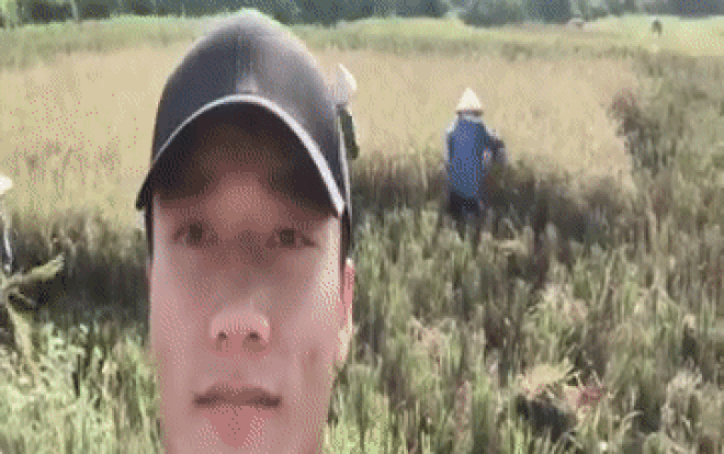 Trút bỏ vẻ uy phong của một thủ môn trên sân cỏ, thủ môn Bùi Tiến Dũng xuất hiện trong đoạn clip trở về thăm xứ Mường với hình ảnh giản dị, gần gũi.