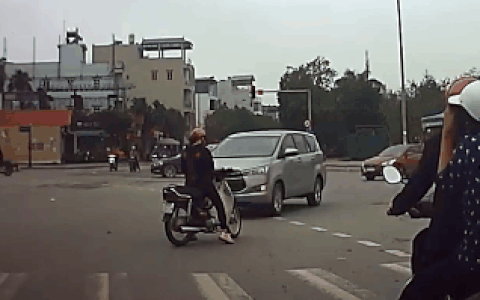 Đỗ sai làn, cô gái khiến chiếc ô tô chút nữa đâm phải mình.