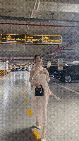 Chiếc váy dáng dài mềm mại giúp hot girl sinh năm 2000 che khéo vòng hai giữa nghi vấn có tin vui. Chu Thanh Huyền xách trên tay là chiếc túi mini Lady Dior có giá khoảng 130 triệu đồng, chân cũng đi giày của nhà mốt đắt đỏ này.