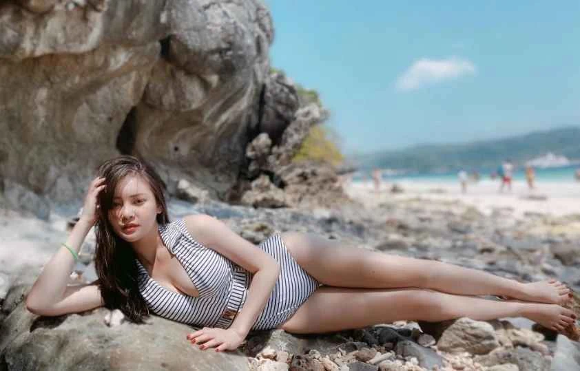 Hot girl số 1 Đà Nẵng diện bikini, khoe body "chuẩn không cần chỉnh"