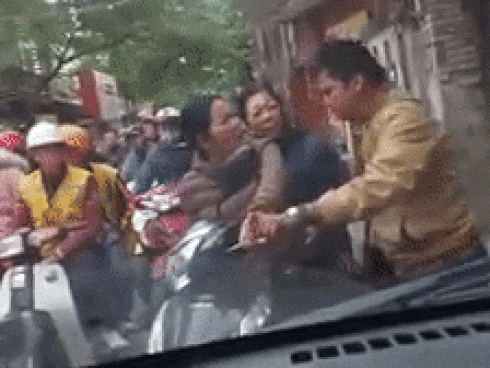 Người phụ nữ đi xe lấn làn và đứng nghe điện thoại khiến tài xế ô tô rất bức xúc.
