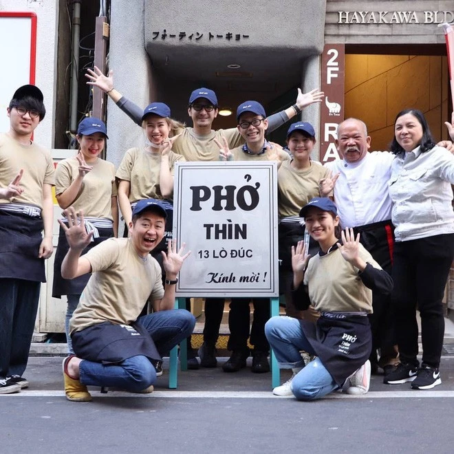 Xôn xao hình ảnh phở Thìn 190k/bát ở Nhật, khách xếp hàng đông nườm nượp