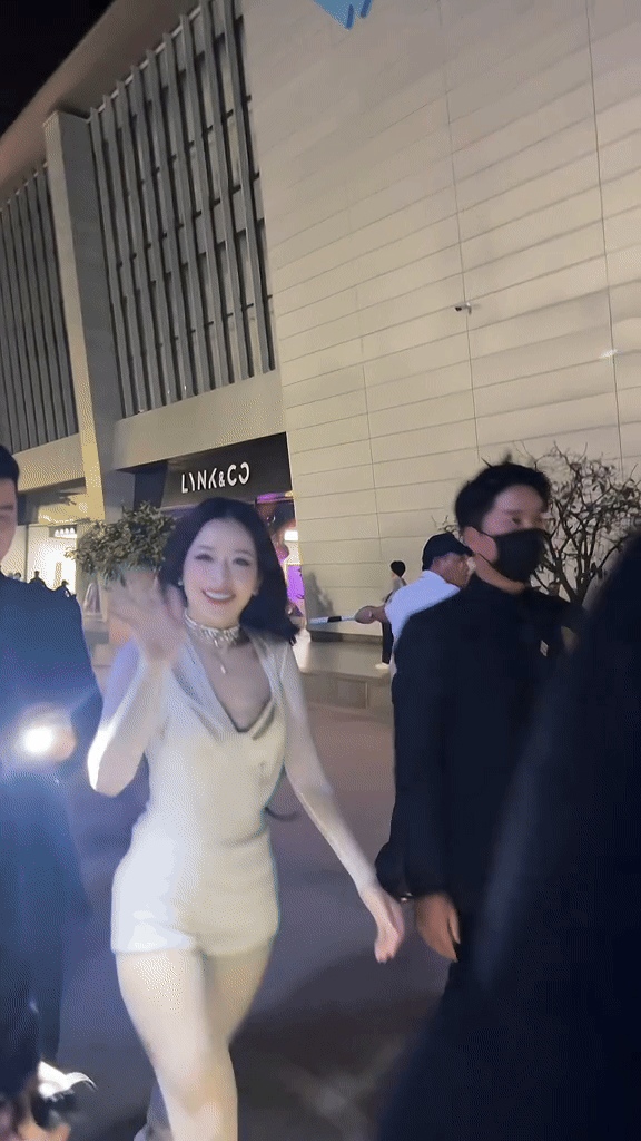 Mới đây, đoạn clip vỏn vẹn 20s được “team qua đường” ghi lại bằng camera thường của Chi Pu đang viral khắp MXH, hút tới 1,6 triệu lượt xem.