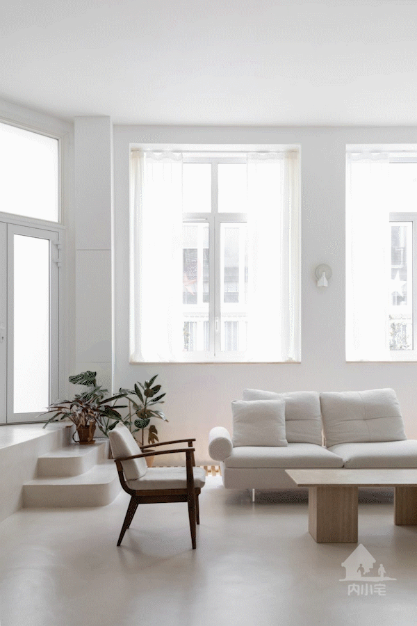Tối giản là lối thiết kế mà bạn dễ dàng nhận ra ở căn hộ thông tầng 92m² này. Từ cấu trúc đến nội thất đều rất đơn giản. Thiết kế không gian mở của căn hộ cho phép bạn ngắm trọn căn hộ dù ở bất kì vị trí nào.