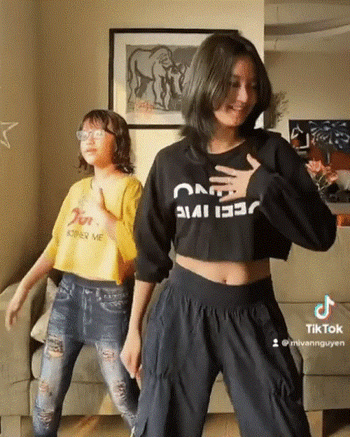 Cụ thể, trong đoạn clip của mình đăng tải lên TikTok, Mi Vân để lại dòng caption: "Lần đầu chơi TikTok vì con gái cứ bắt 'Mẹ tập với con challenge (thử thách) này', xì-tin trả góp quay 1 phát ăn ngay".
