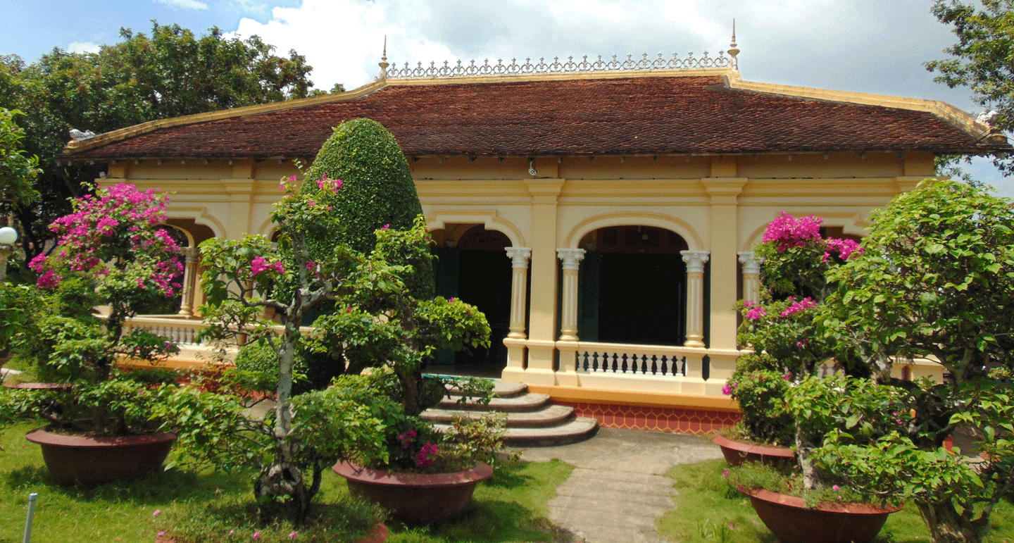 Nhà cổ Ba Đức được chia thành 2 phần: nhà trên và nhà dưới cách nhau khoảng sân gọi là thiên tĩnh (giếng trời) đóng vai trò cung cấp ánh sáng. Ảnh: Baoapbac