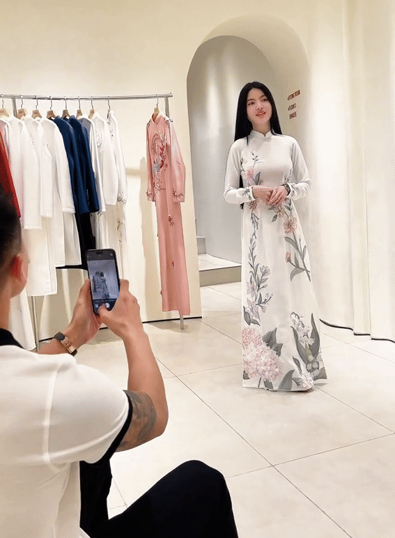 Khoảng khắc Quang Hải tự tay chụp ảnh cho vợ khi đi thử áo dài.