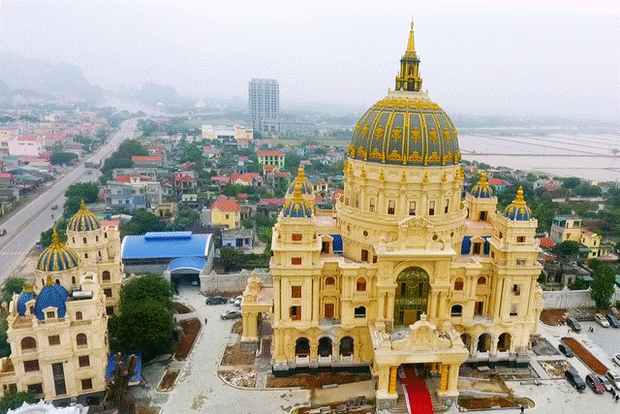 Nằm trên quốc lộ 1A, huyện Gia Viễn (Ninh Bình), toà lâu đài dát vàng mang tên Thành Thắng của một vị đại gia trong lĩnh vực xi măng khiến ai ngang qua cũng phải trầm trồ. Ảnh: Tri thức trẻ