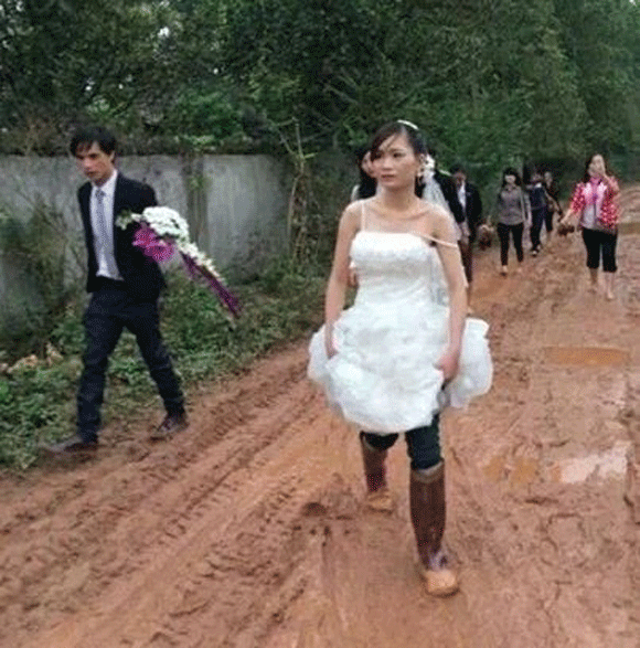 Nhiều cô dâu nghĩ ra cách đi ủng lội qua những đoạn đường sình lầy để được về nhà chồng đúng giờ.