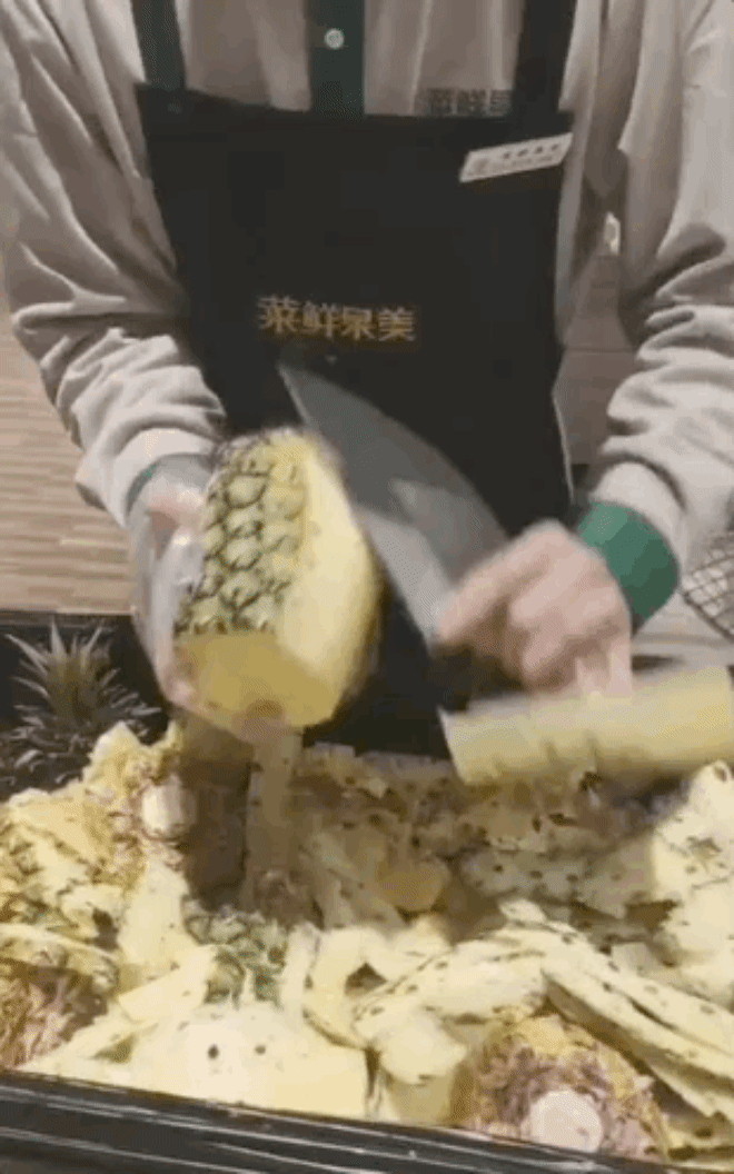 Điển hình như mới đây, netizen đã truyền tay nhau một đoạn clip ghi lại cảnh một nhân viên bán dứa gọt thoăn thoát, lanh lẹ trong vài nốt nhạc là xong.
