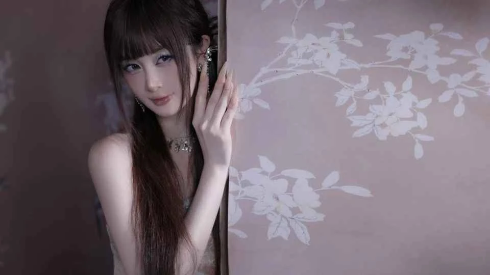 Ngoại hình khiến "hot girl Việt kiều" Jun Vũ vướng nghi vấn dao kéo