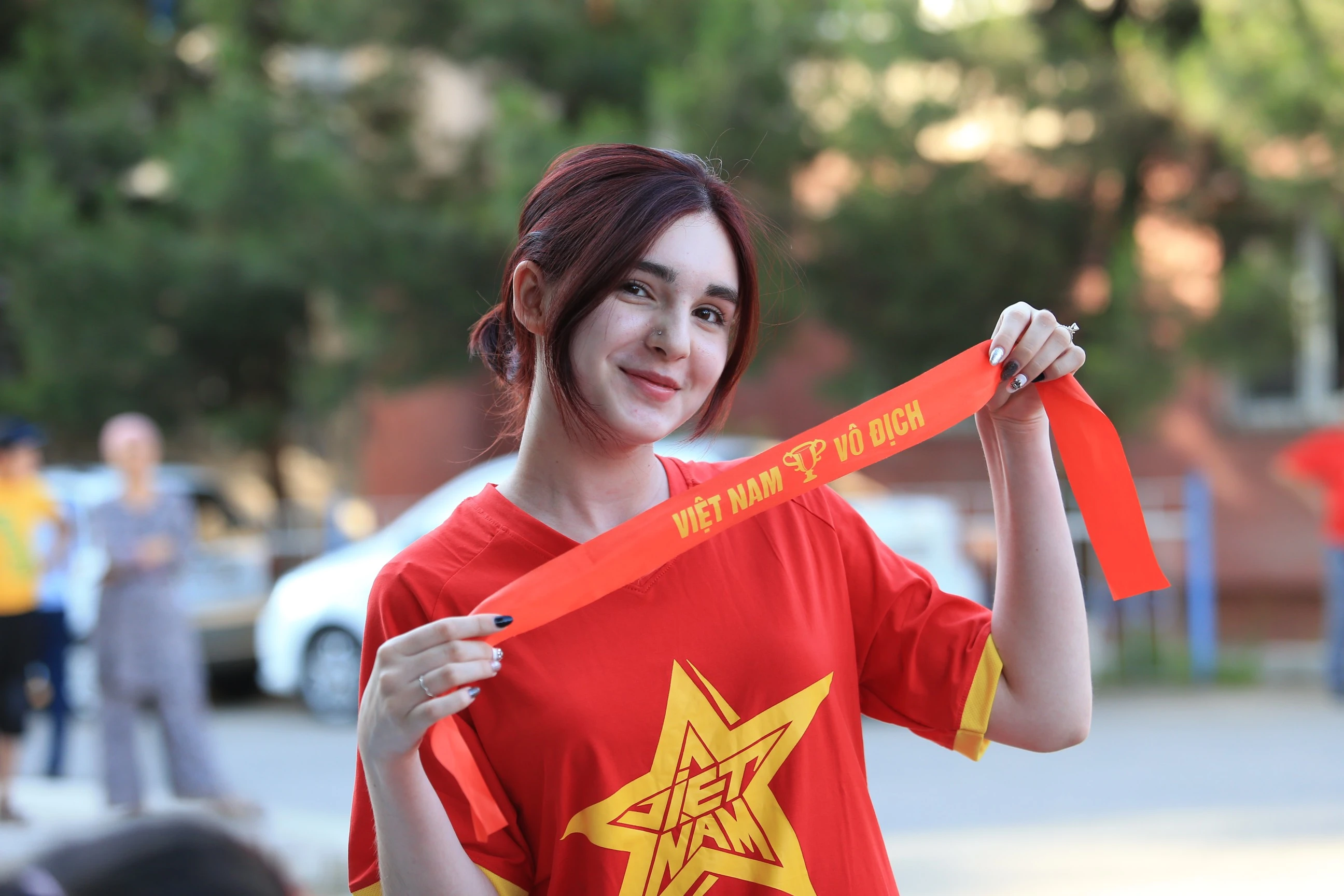 Cổ vũ U23 Việt Nam trên đất Uzbekistan, gái xinh được netizen truy tìm