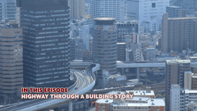  Tòa nhà Gate Tower (Osaka, Nhật Bản) được nhiều người biết tới bởi thiết kế "độc nhất vô nhị" có một đường cao tốc chạy xuyên thẳng qua.