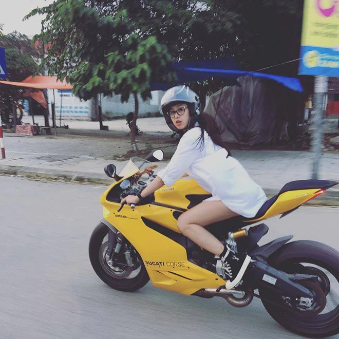 Lộ danh tính Rich Kid Việt body chuẩn, lái moto cực ngầu