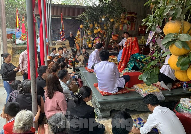 Bất chấp dịch Covid-19, người dân vẫn tụ tập đông người tổ chức hầu đồng