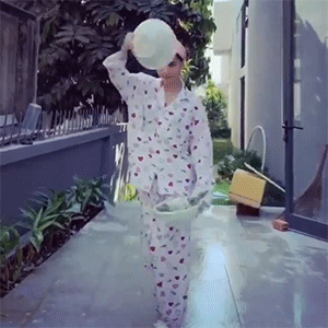 Xem xong clip, Diệu Nhi choáng váng trước kỹ năng của Ngọc Trinh và thắc mắc: “Ủa??? Chị có dán băng keo cho dính vô rổ không đó?”.