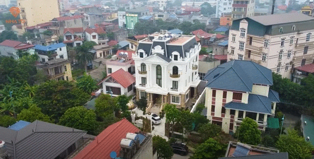 Toạ lạc tại thành phố Thái Nguyên, căn biệt thự trắng nổi lên như một nét chấm phá sắc nét trong bức tranh khung cảnh tổng thể. Ảnh: chụp màn hình Nhato