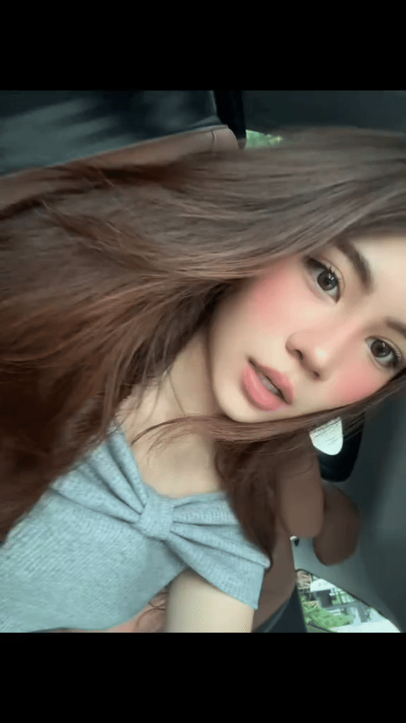 Hạt Dẻ cũng đã trở nên tự nhiên và thoải mái tương tác trước ống kính máy quay hơn.