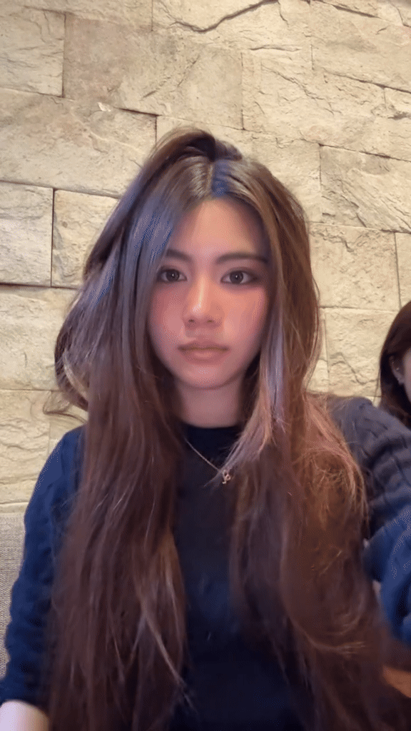 Bình thường, Hạt Dẻ ít khi cười nên trong video này, khoảnh khắc cô bạn cười, đã nhận được rất nhiều cảm tình từ cộng đồng mạng.