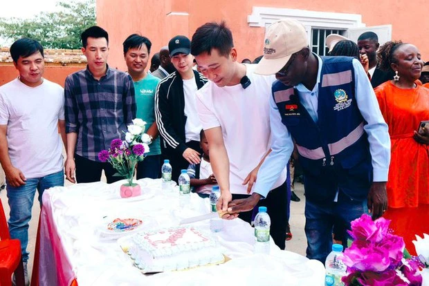 Khánh thành trường tại Angola, Quang Linh Vlogs khiến netizen Việt tự hào
