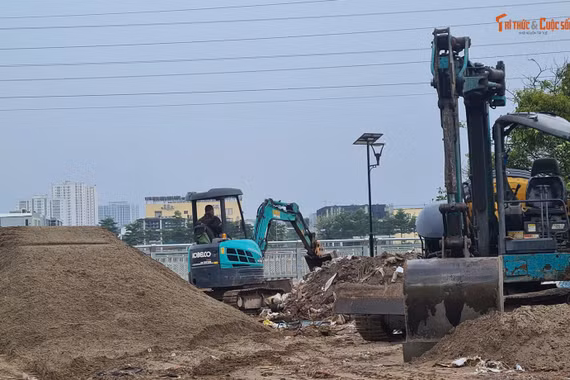 Tại hiện trường các loại máy móc, xe ba bánh phục vụ hoạt động của bãi tập kết vẫn chạy ầm ầm.