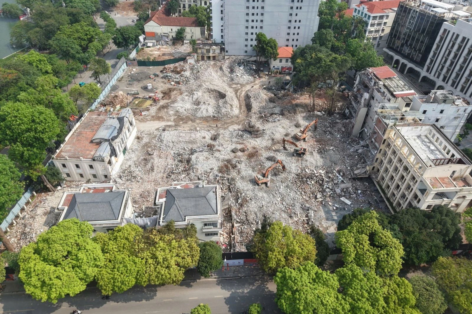 Cận cảnh khách sạn, trụ sở sắp phá dỡ để làm quảng trường bên hồ Hoàn Kiếm