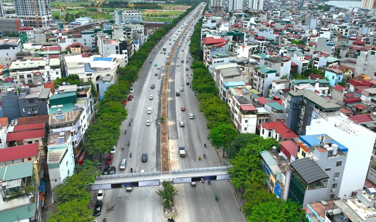 [GALLERY] Khẩn trương hoàn trả mặt đường, trồng cây trên đường Võ Chí Công