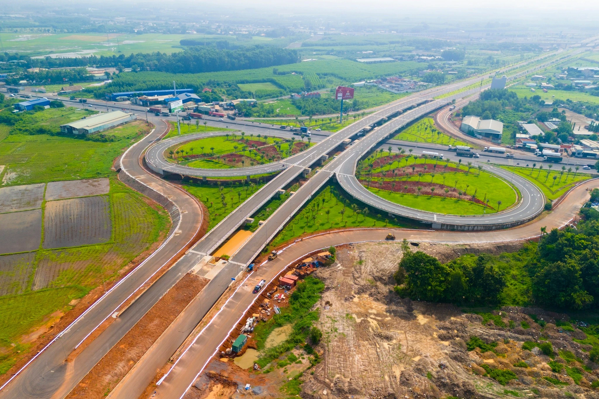 [GALLERY] Rầm rộ thi công tuyến đường huyết mạch nối sân bay Long Thành