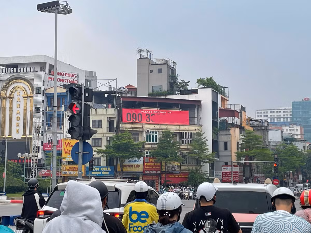 Nhóm khách hàng còn duy trì quảng cáo billboard chủ yếu là các thương hiệu lớn trong lĩnh vực bất động sản, ngân hàng, ô tô, điện tử hoặc hàng tiêu dùng nhanh. Đây là những doanh nghiệp cần độ phủ thương hiệu rộng và có ngân sách marketing lớn. Trong khi đó, các doanh nghiệp nhỏ và startup hiện có xu hướng chuyển sang quảng cáo trên mạng xã hội, nền tảng video ngắn hoặc sử dụng KOL, KOC để tiếp cận khách hàng nhanh hơn với chi phí thấp hơn.
