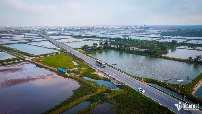 Mật độ giao thông tại tuyến đường này rất thông thoáng, các phương tiện dễ dàng di chuyển.