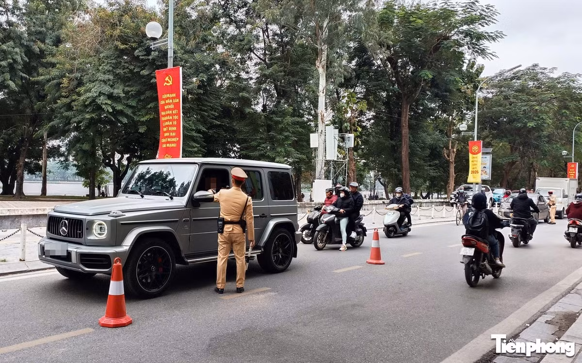 Lực lượng CSGT kiểm tra nồng độ cồn tài xế ô tô.