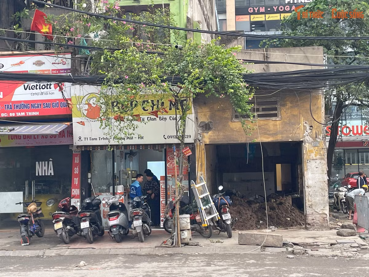 Các hộ kinh doanh vẫn đang hoạt động xen kẽ với các hộ đang trong quá trình dỡ bỏ.