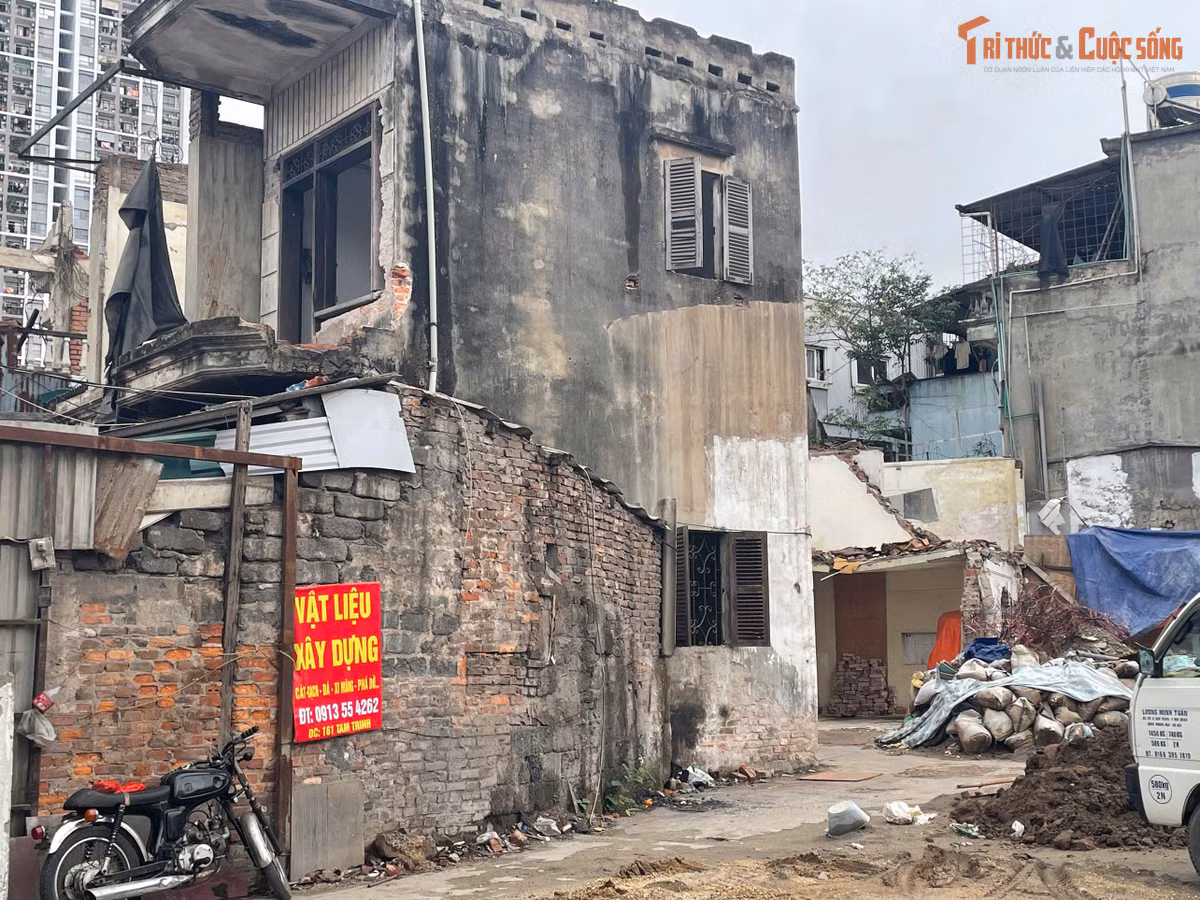 Không ít trường hợp công trình đã tháo dỡ một phần nhưng chưa hoàn thiện việc thu dọn, dẫn đến tình trạng tồn đọng vật liệu, gây cản trở giao thông và mất an toàn.