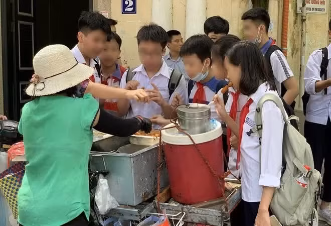 Bán thực phẩm không đảm bảo an toàn cho trẻ em có thể bị phạt tới 40 triệu đồng. (Ảnh: Báo Chính phủ)