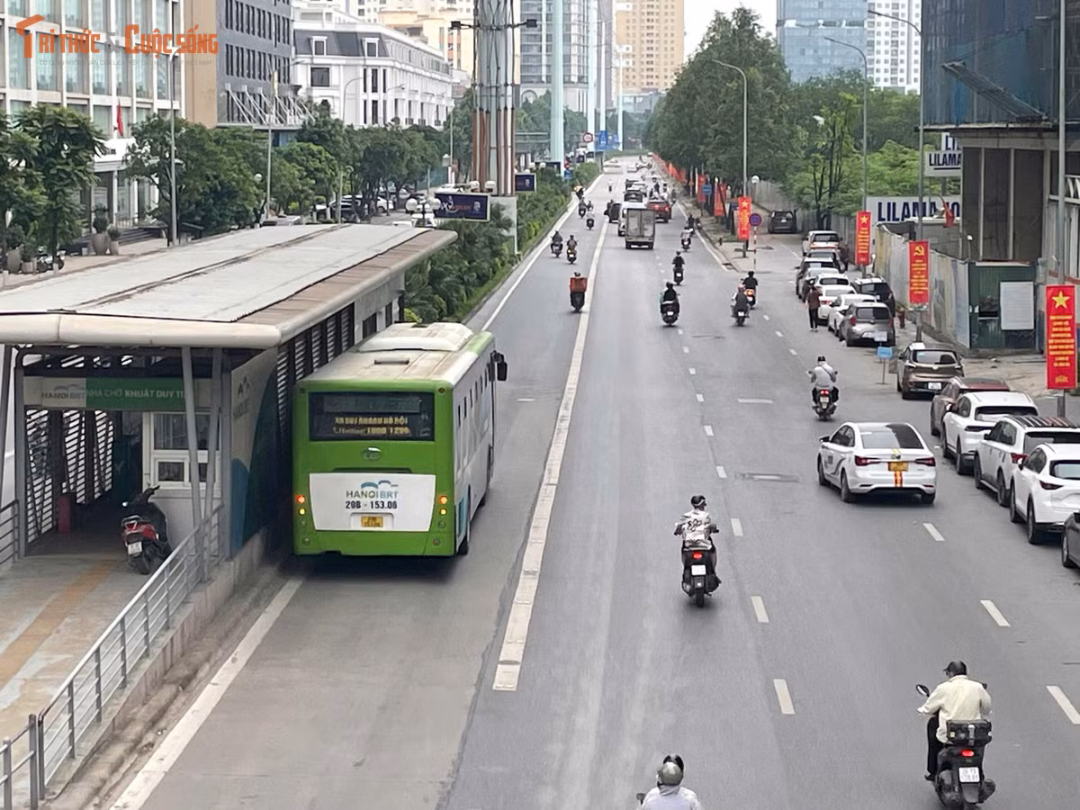 Đường Lê Văn Lương dài khoảng 2km, mỗi chiều hiện bố trí ba làn xe, gồm hai làn hỗn hợp dành cho ô tô và xe máy cùng một làn ưu tiên dành riêng cho tuyến xe buýt nhanh BRT.