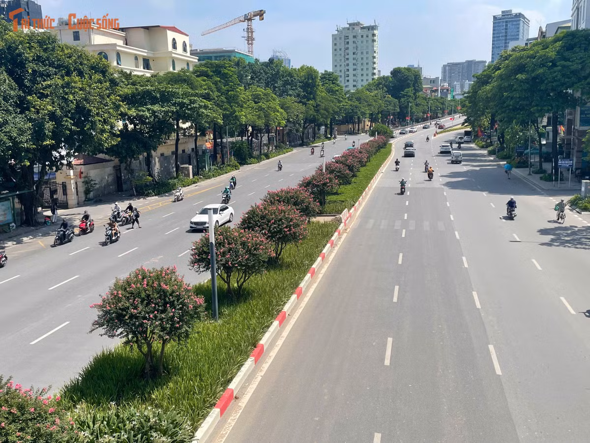 Với chiều dài khoảng 1,8 km với 10 làn xe, tuyến đường Nguyễn Chí Thanh kết nối nhiều nút giao quan trọng của Hà Nội với phường Đống Đa, Ba Đình và Cầu Giấy.