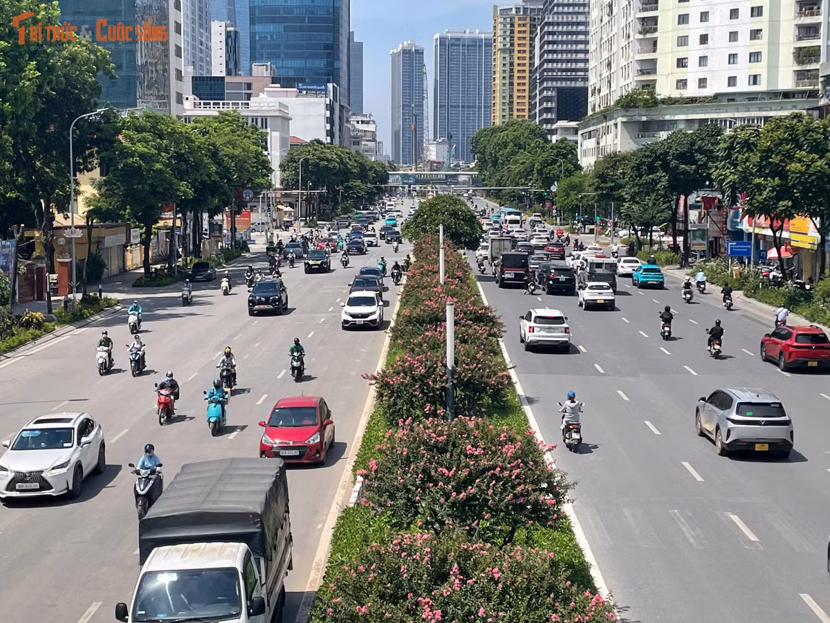 Hà Nội đang nghiên cứu phương án tổ chức lại giao thông trên hai tuyến Nguyễn Chí Thanh và Lê Văn Lương theo hướng xén một phần dải phân cách giữa để bố trí làn đường đảo chiều nhằm giảm áp lực ùn tắc tại các trục giao thông trọng yếu.