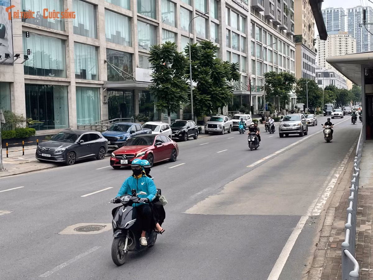 Mặc dù vậy, trong những thời điểm giao thông đông đúc, không ít xe máy vẫn đi vào làn BRT để rút ngắn thời gian di chuyển. Điều này khiến việc tổ chức giao thông trên tuyến trở nên phức tạp hơn, đồng thời ảnh hưởng đến hoạt động của tuyến buýt nhanh.