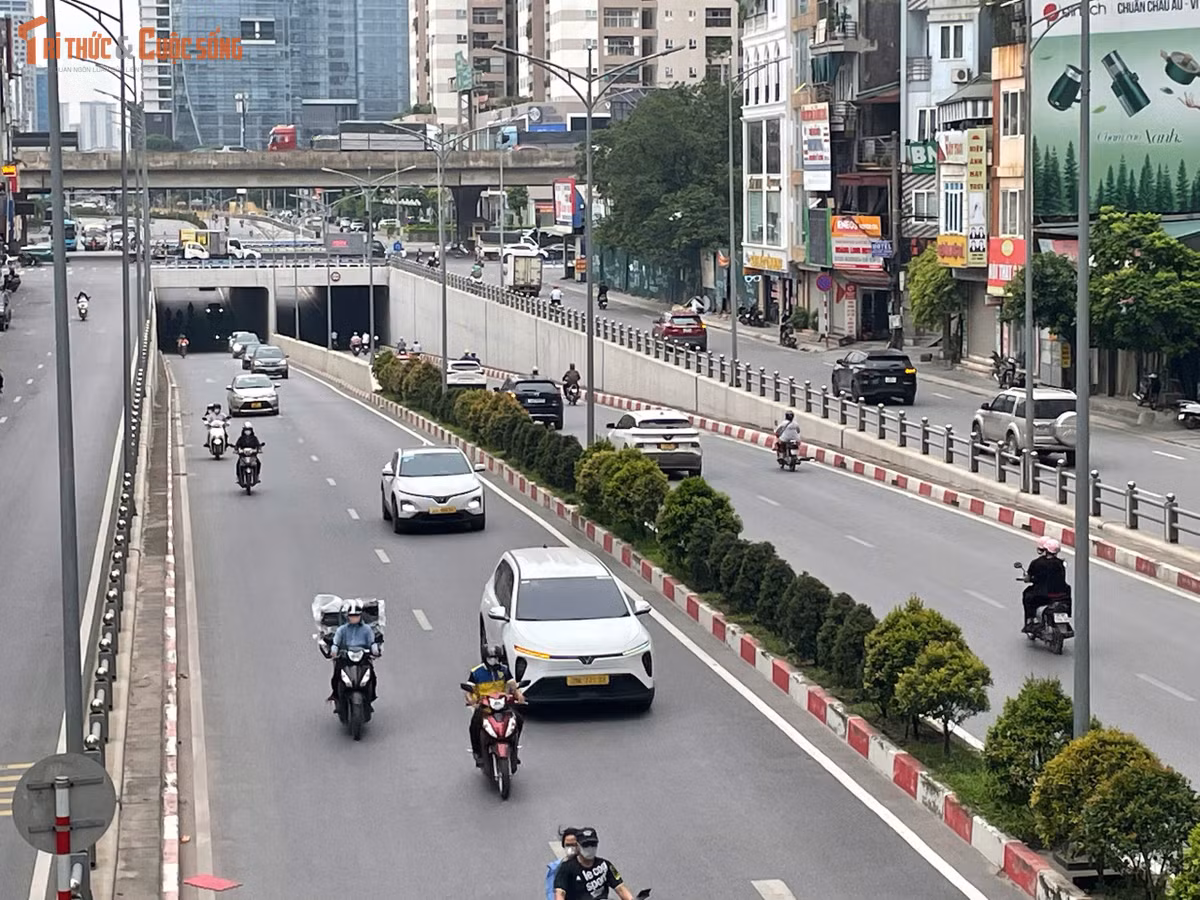 Trục Lê Văn Lương – Tố Hữu cũng là một trong những tuyến hướng tâm quan trọng của Hà Nội, với quy mô nhiều tầng giao thông, tập trung dày đặc các khu đô thị, tòa nhà văn phòng và chung cư cao tầng.
