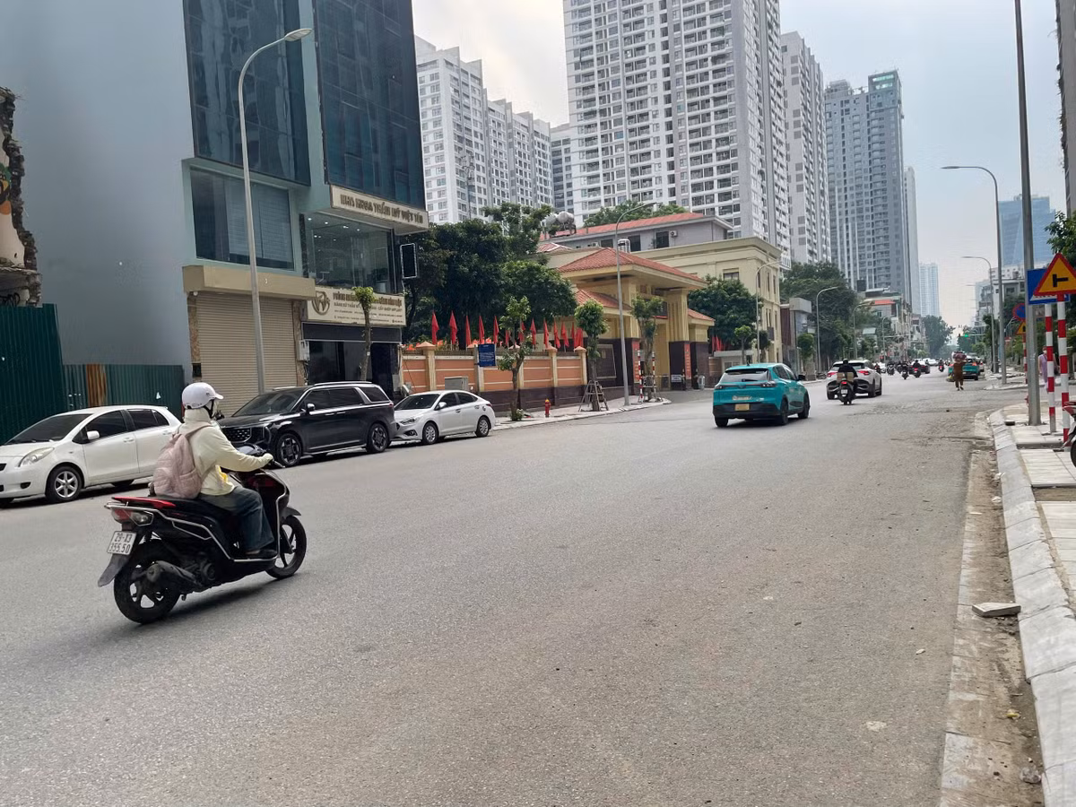 Đến nay, nhiều đoạn trên tuyến đã hoàn thành thảm nhựa và đưa vào khai thác. Không gian lưu thông trở nên rộng rãi hơn, các phương tiện không còn phải len lỏi qua những điểm thắt cổ chai như trước. Theo ghi nhận, tình trạng ùn ứ đã giảm đáng kể ở các đoạn đã hoàn thiện.